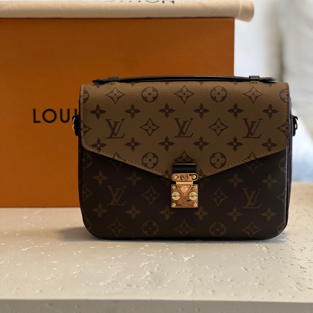 Louis Vuitton pochette Métis in reverse monogram